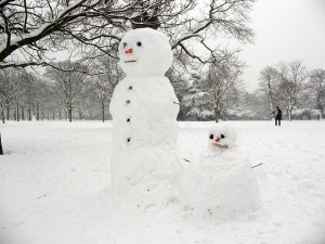 Snow-people_in_Greenwich_Park_-_geograph.org.uk_-_1144963